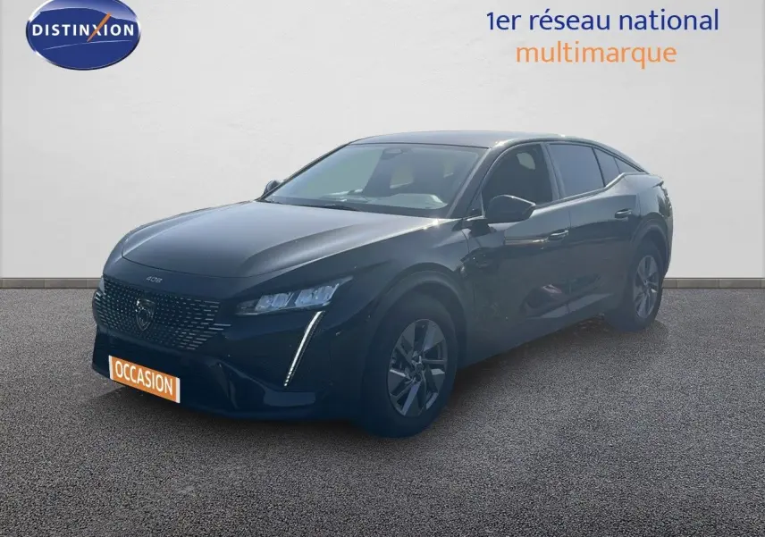 Peugeot 408 noir métal en 3/4 avant droit, avec calandre moderne et feux LED distinctifs allumés.