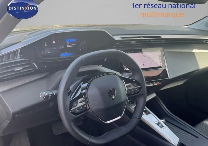 Intérieur de la Peugeot 408 1.2 Hybrid 145ch noir métal, vue du poste de conduite avec tableau de bord numérique et écran central tactile.
