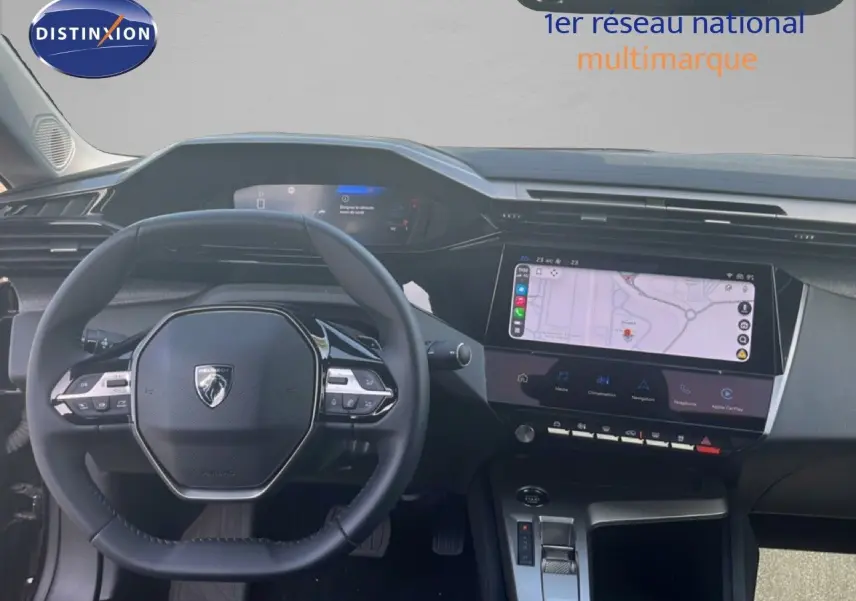 Vue intérieure centrée sur le volant Peugeot 408 noir et l'écran tactile du tableau de bord avec navigation affichée.