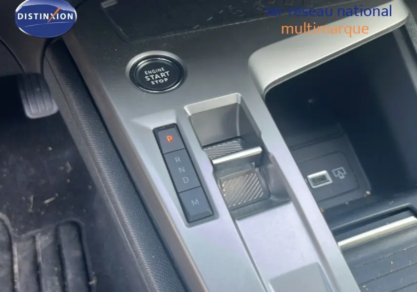 Gros plan sur la console centrale de la Peugeot 408 noire, montrant le bouton start/stop et la commande de boîte automatique.