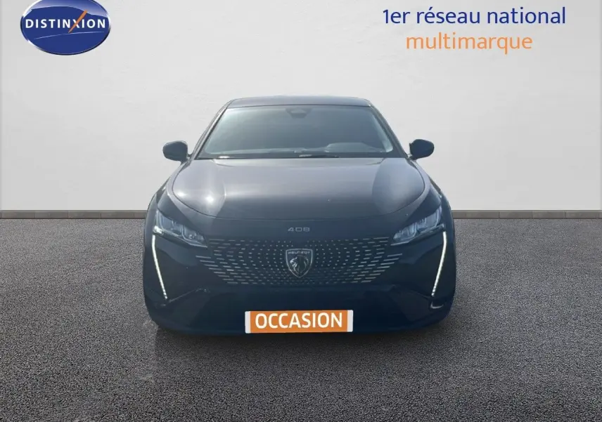 Vue avant d'une Peugeot 408 noire métal 2025 avec calandre distinctive et feux LED verticaux allumés.