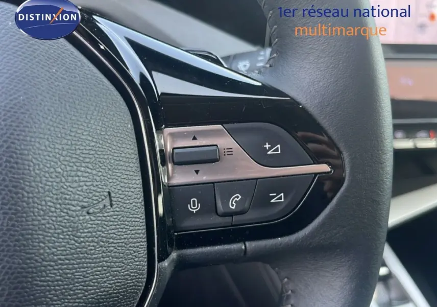 Gros plan sur les commandes au volant côté gauche d’un Peugeot 408 noir métal, avec boutons de volume et téléphone.