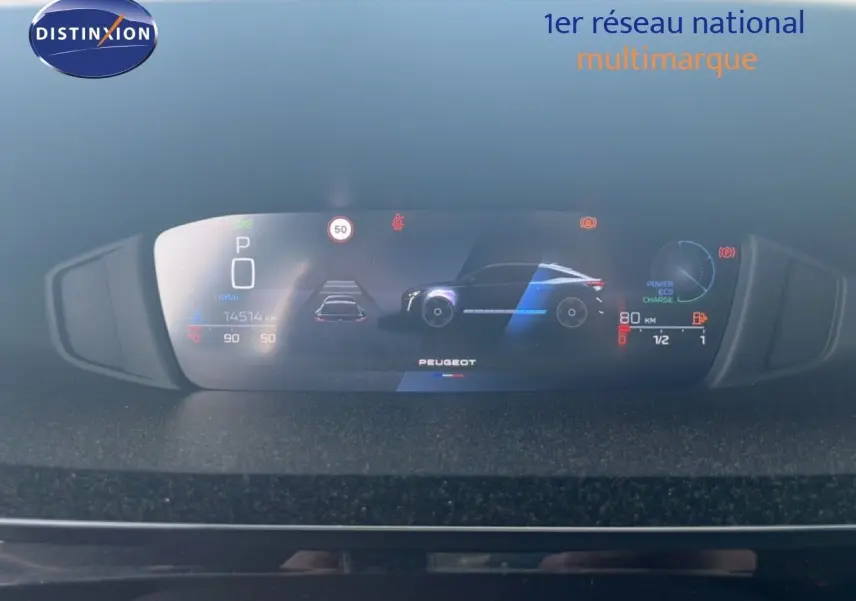 Affichage numérique du tableau de bord du Peugeot 408 hybride, montrant les informations de conduite et l'autonomie.