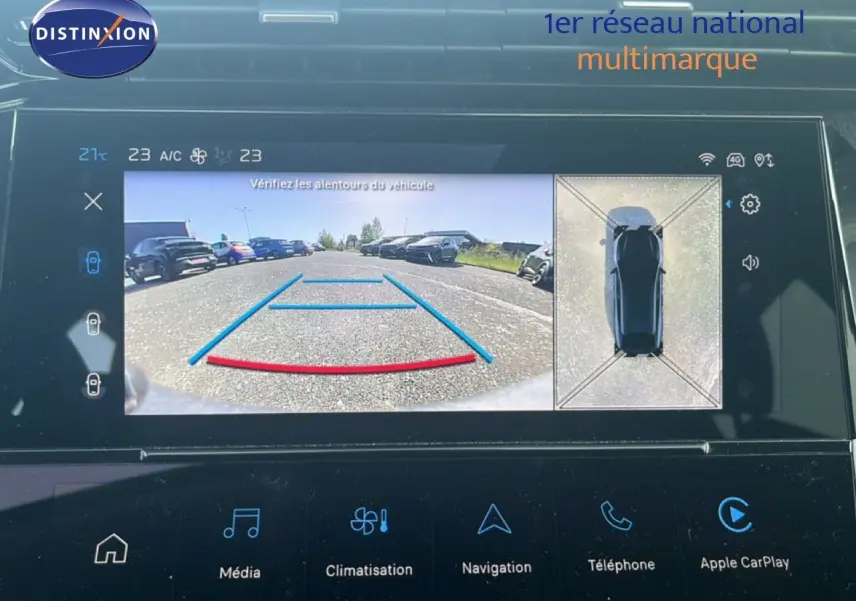 Vue écran intérieur du système de caméra 360 d'une Peugeot 408 noire métal, affichant l'arrière et la vue aérienne du véhicule.