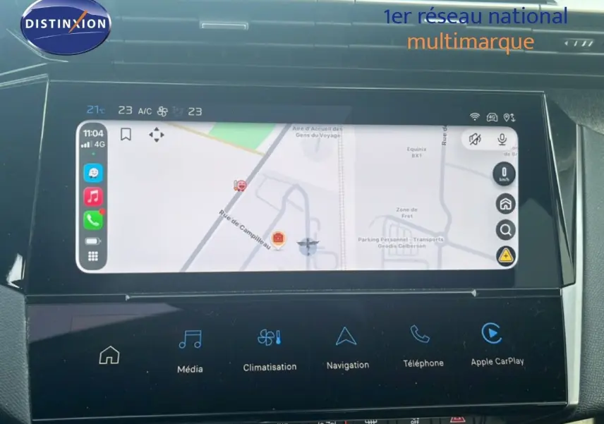 Écran tactile central de la Peugeot 408 2025 noir métal, affichant la navigation et les commandes multimédia.