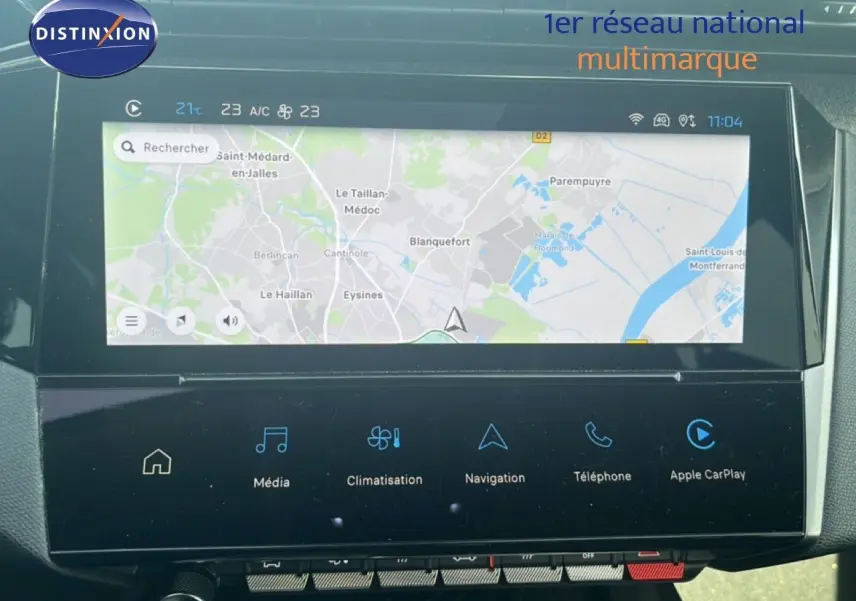 Écran tactile central avec navigation GPS affichée dans l’habitacle d’une Peugeot 408 noire métal 2025.