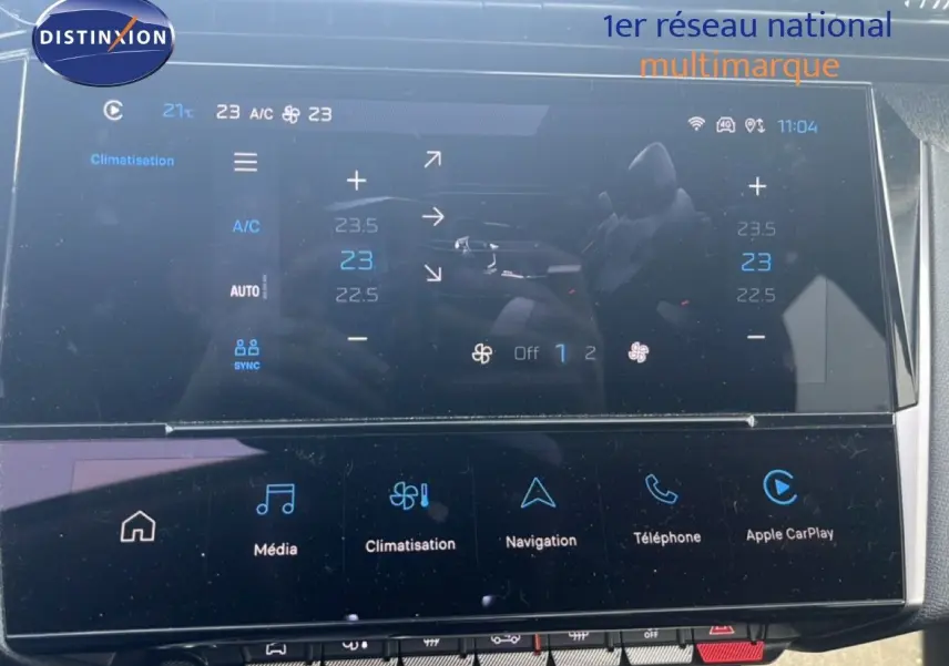 Écran tactile central de la Peugeot 408 1.2 Hybrid 145ch Allure, affichant les réglages de climatisation et multimédia.