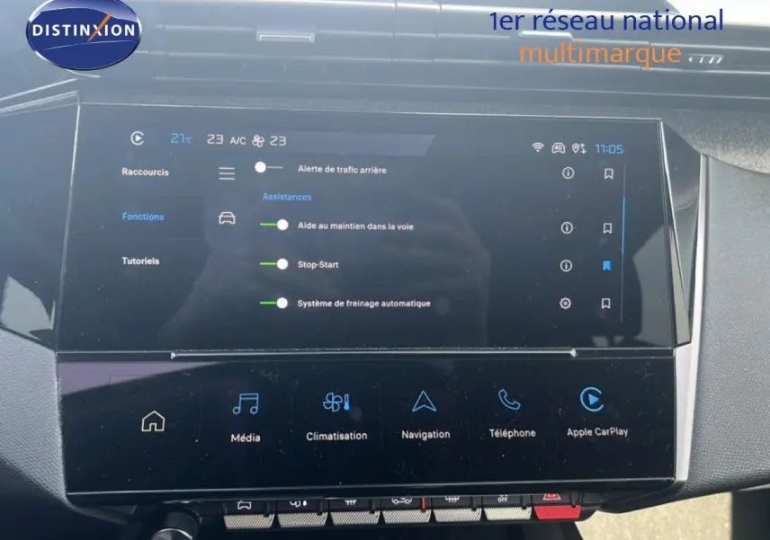 Vue rapprochée de l'écran tactile central du Peugeot 408 noir métal, affichant les aides à la conduite et les options multimédia.