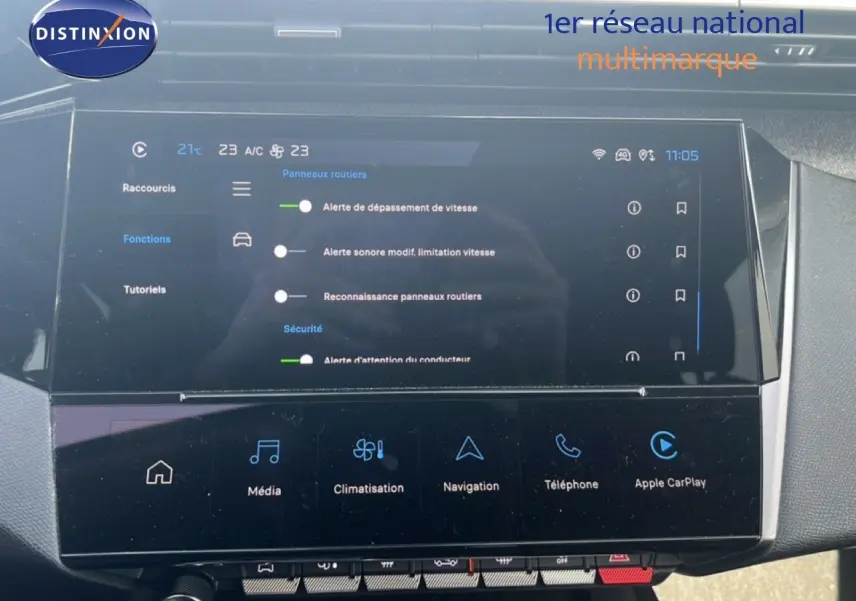Écran tactile central de la Peugeot 408 1.2 Hybrid 145ch Allure, affichant les réglages d'alerte et de sécurité.