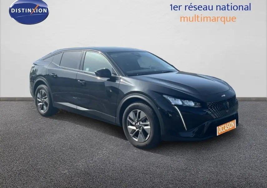 PEUGEOT 408 noir métal en vue 3/4 avant droit, mettant en valeur ses phares LED et sa calandre distinctive.