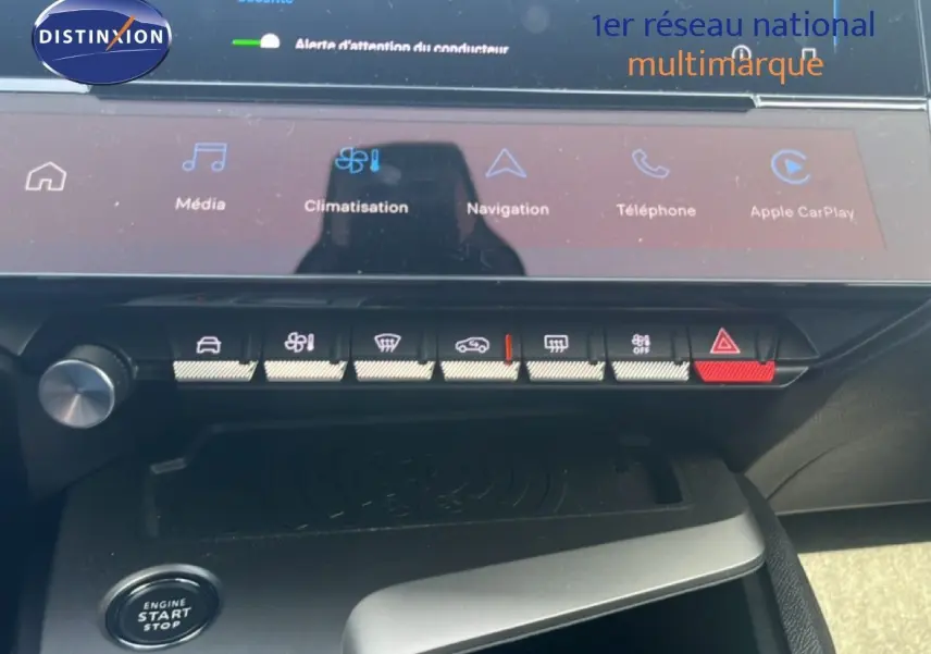 Vue rapprochée de la console centrale de la Peugeot 408 noire, montrant les commandes tactiles et le bouton start/stop.