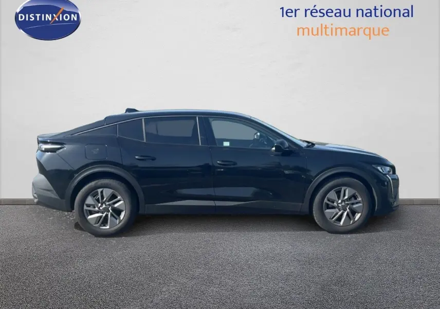 Peugeot 408 noir métal vue de profil côté gauche, soulignant sa silhouette dynamique et ses jantes modernes.