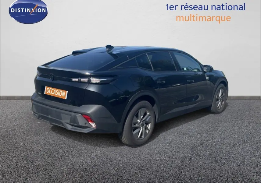 Vue 3/4 arrière droite d'une Peugeot 408 noire métal 2025 avec feux arrière LED et jantes alliage grises.