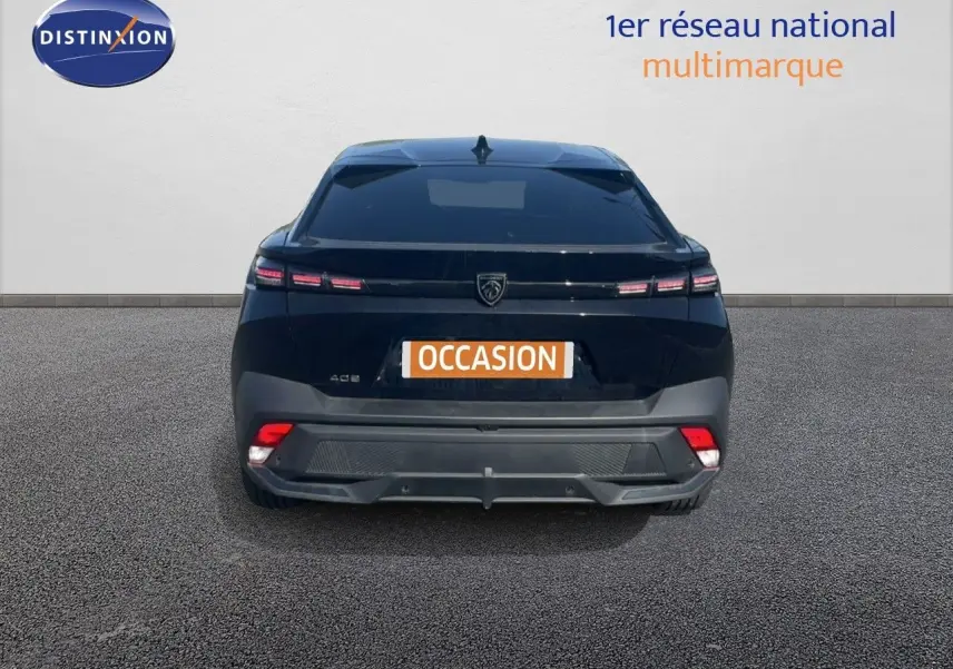 Vue arrière d'une Peugeot 408 noire métal 2025 avec feux LED effilés et logo central distinctif.