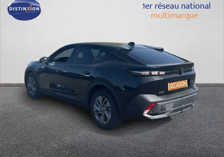 Peugeot 408 noir métal vue 3/4 arrière côté gauche, soulignant ses lignes fluides et feux arrière LED.
