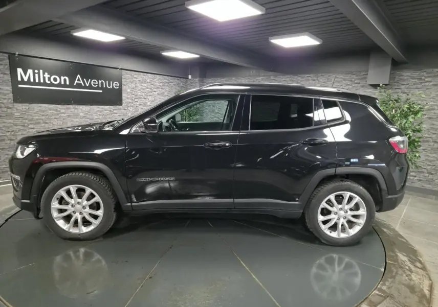 Jeep Compass noir en vue profil côté gauche, avec jantes alliage 18 pouces et vitres surteintées.