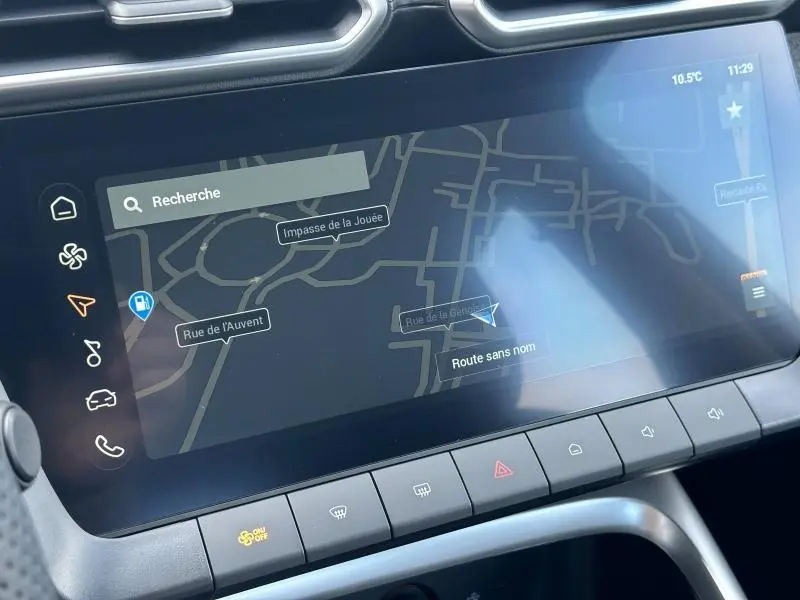 Écran tactile central du MG ZS Hybrid+ 2025 montrant le GPS avec carte et commandes tactiles en bas.