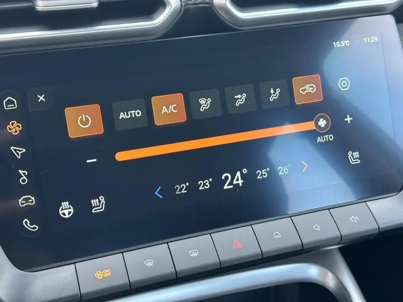 Gros plan sur l'écran tactile du système de climatisation du MG ZS Hybrid+ 2025, interface moderne et épurée.