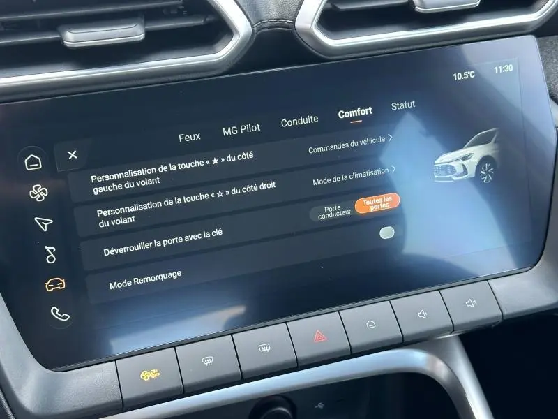 Écran tactile central du MG ZS Hybrid+ 2025 affichant le menu confort avec illustration du SUV blanc en vue 3/4 avant.