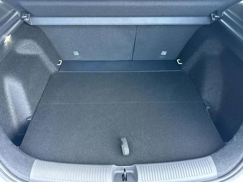 Vue intérieure du coffre spacieux et noir du MG ZS Hybrid+ 2025, avec plancher plat et habillage tissu.