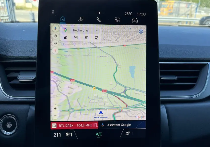 Vue intérieure centrée sur l'écran tactile du tableau de bord du Renault Captur 2025 gris Rafale, affichant la navigation GPS.