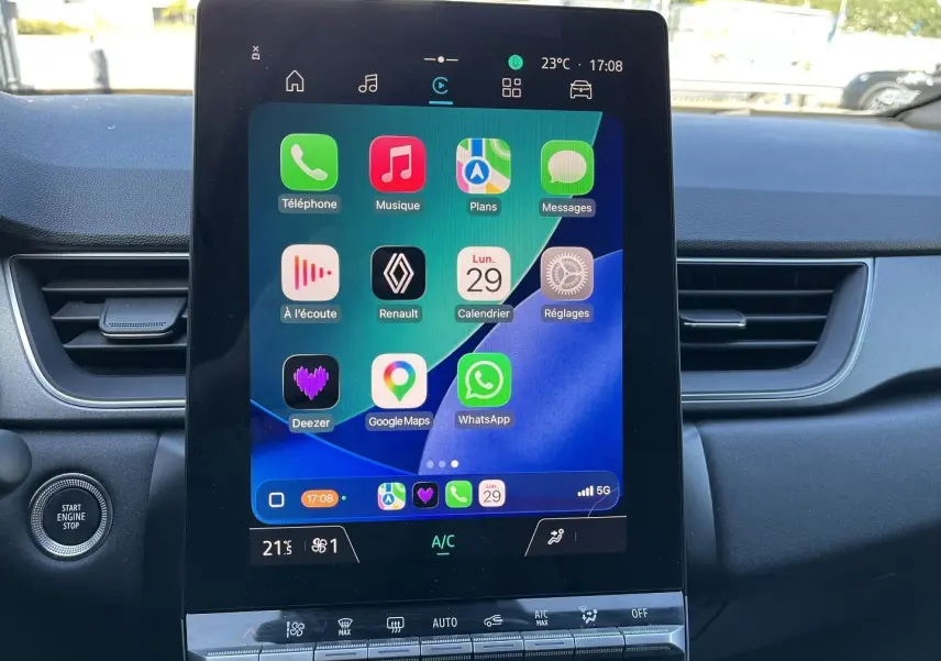 Vue rapprochée de l’écran tactile central du tableau de bord du Renault Captur 2025 avec interface connectée.