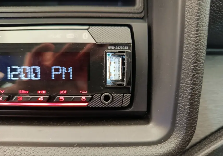Gros plan sur la radio avec affichage digital et port USB de l'AIXAM AMBITION 0.5 CITY CROSSLINE PACK 2026.