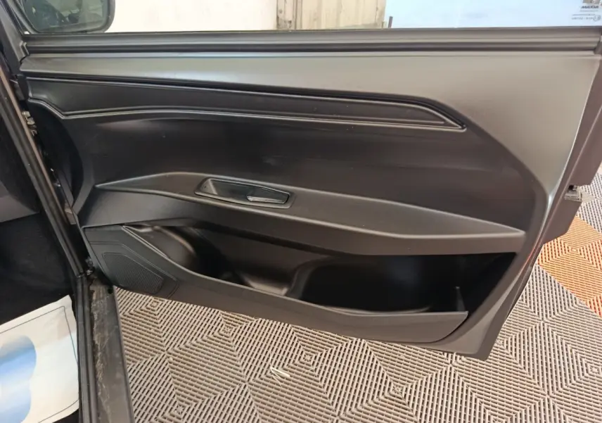 Vue intérieure du panneau de porte côté gauche de l'AIXAM AMBITION 0.5 CITY CROSSLINE PACK 2026 en gris foncé.