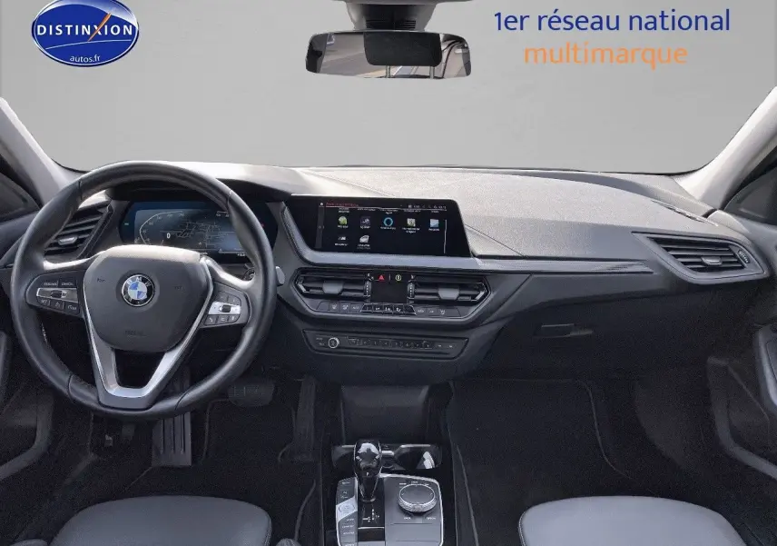Vue intérieure avant du tableau de bord et volant noir d'une BMW Série 1 118i Edition Sport 2021.
