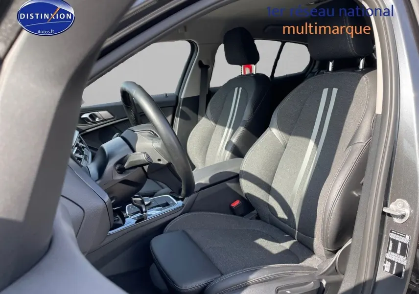 Intérieur avant droit de la BMW Série 1 gris minéral, sièges sport tissu et cuir avec bandes claires centrales.