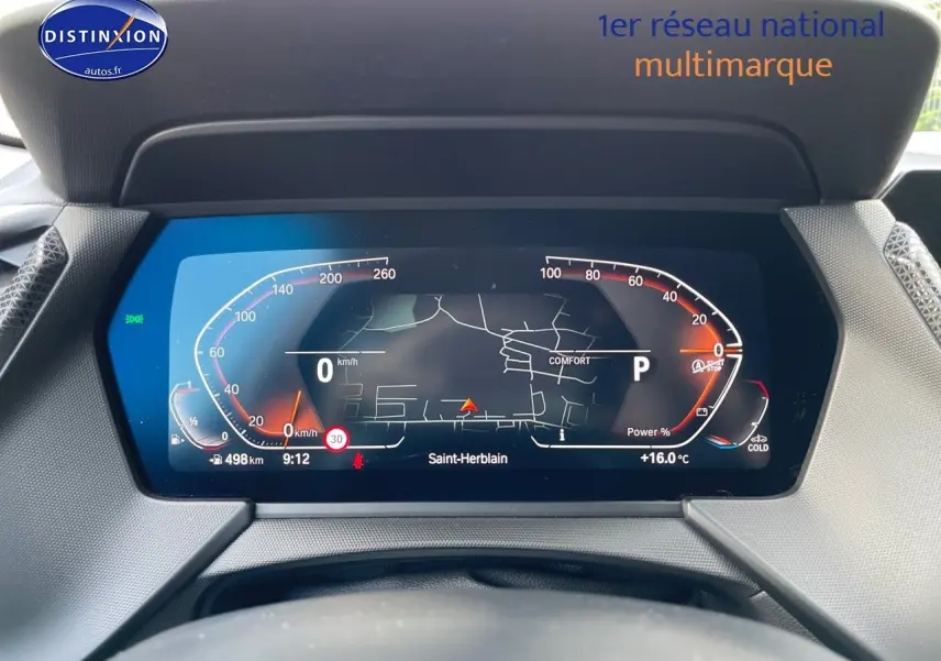 Tableau de bord numérique de BMW Série 1 118i 2021 affichant la navigation et les instruments de conduite en mode confort.