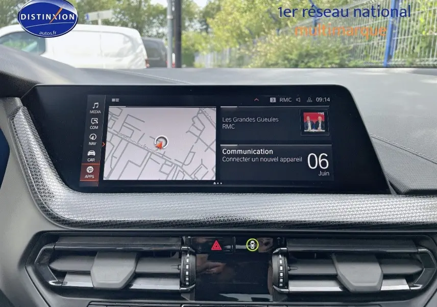 Tableau de bord de BMW Série 1 118i 2021 avec écran central affichant navigation et communication.