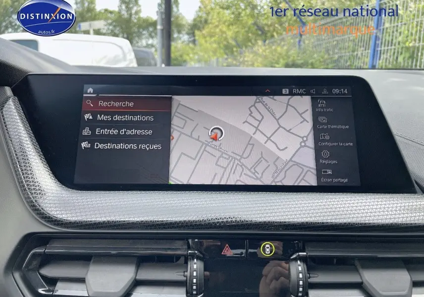 Écran central du tableau de bord de BMW Série 1 118i 2021 affichant le menu de navigation GPS en extérieur.