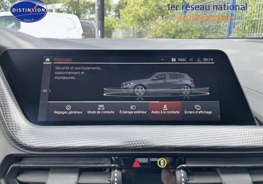 Écran central affichant les réglages d’aide à la conduite d’une BMW Série 1 gris minéral métal, vue intérieure.