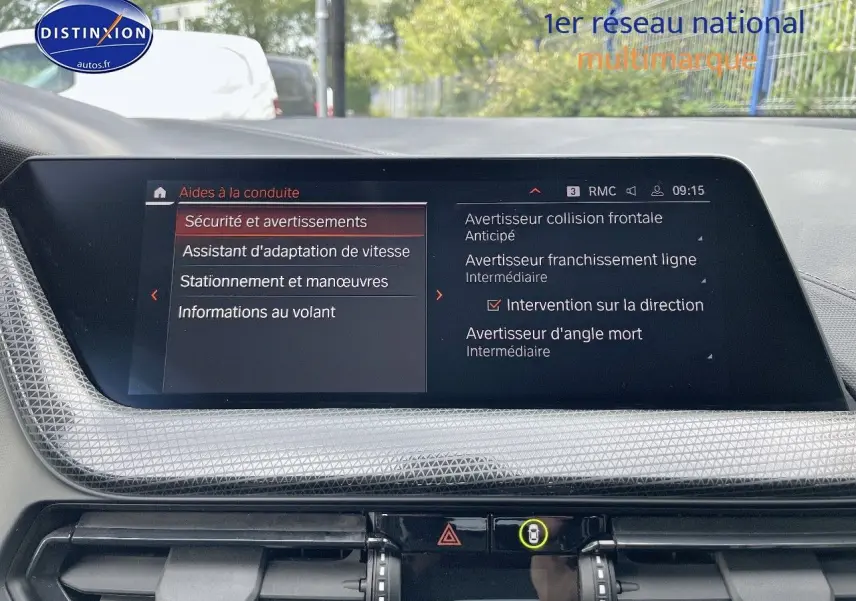 Écran central de la BMW Série 1 118i 2021 montrant les aides à la conduite et alertes de sécurité.