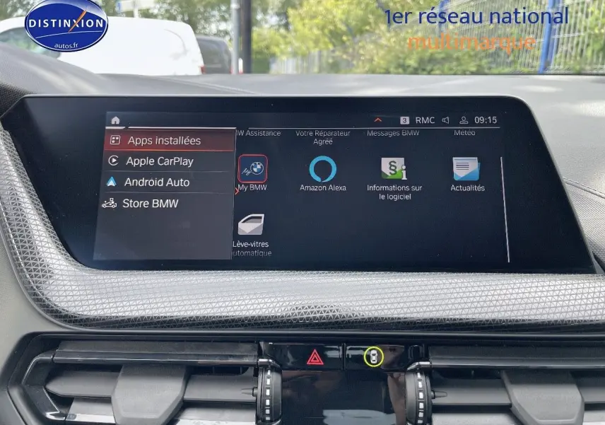 Écran central tactile de BMW Série 1 118i 2021 affichant les applications Apple CarPlay et Android Auto.