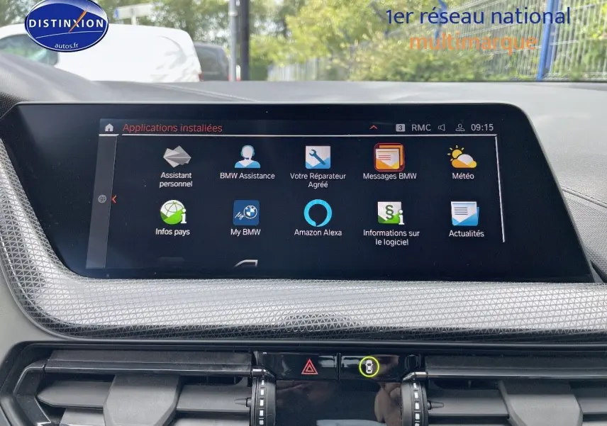Écran tactile central de la BMW Série 1 118i 2021 affichant les applications connectées, intérieur moderne gris.
