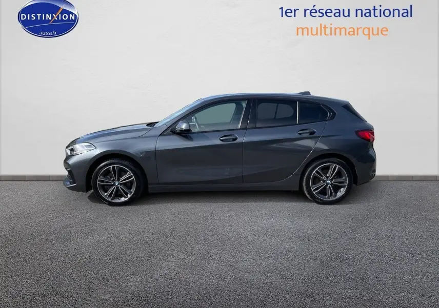 BMW Série 1 118i gris minéral métal vue de profil côté gauche, avec jantes alliage bicolores et 5 portes visibles.