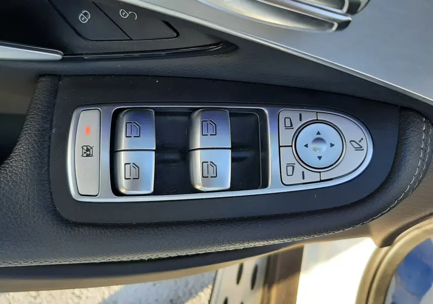 Commande des vitres et réglage des rétroviseurs sur la porte côté gauche d'une Mercedes GLC Coupé blanc 2019.