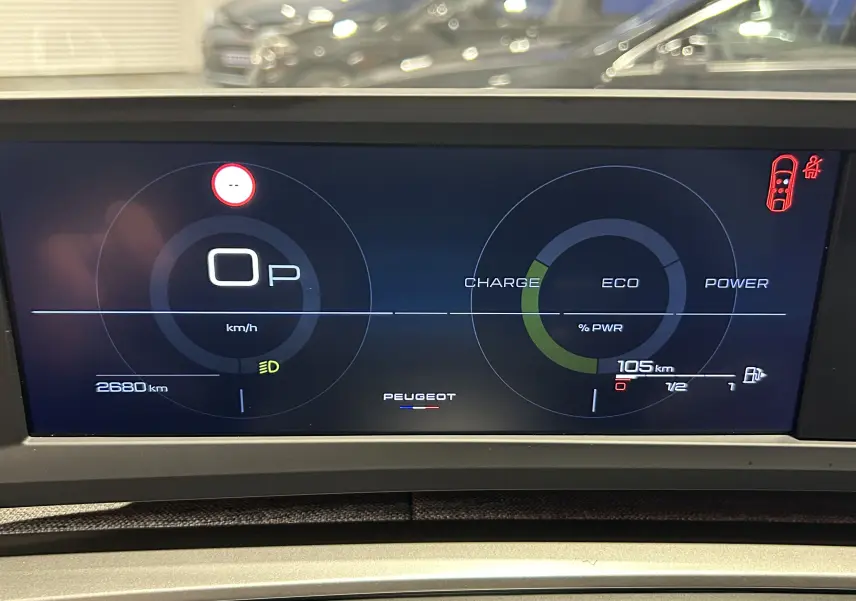 Tableau de bord numérique du Peugeot 3008 hybride 2025 affichant la vitesse à 0 km/h et l'autonomie à 105 km.