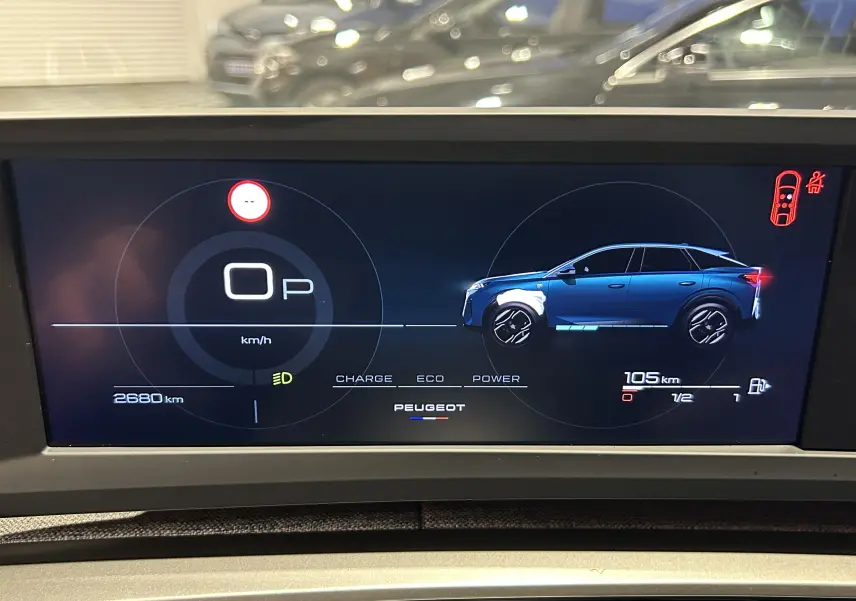 Affichage numérique intérieur montrant un Peugeot 3008 noir en vue latérale droite stylisée sur écran de bord.