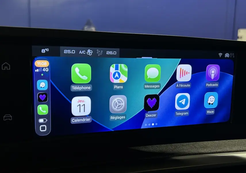 Écran tactile intérieur du Peugeot 3008 noir, affichant les applications connectées avec interface moderne.