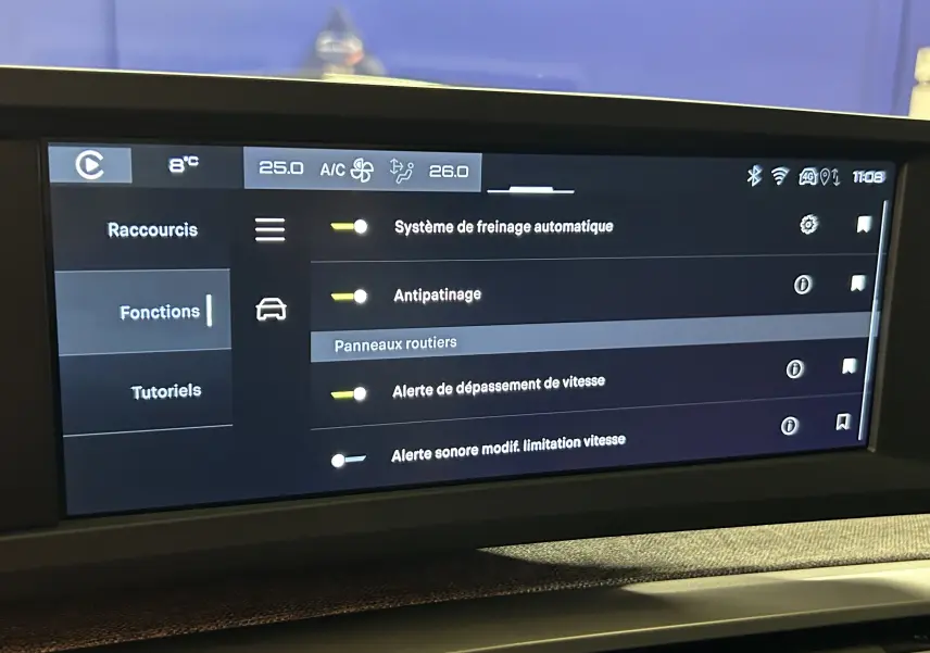 Écran tactile intérieur du Peugeot 3008 noir, affichant les réglages d’aides à la conduite en français.