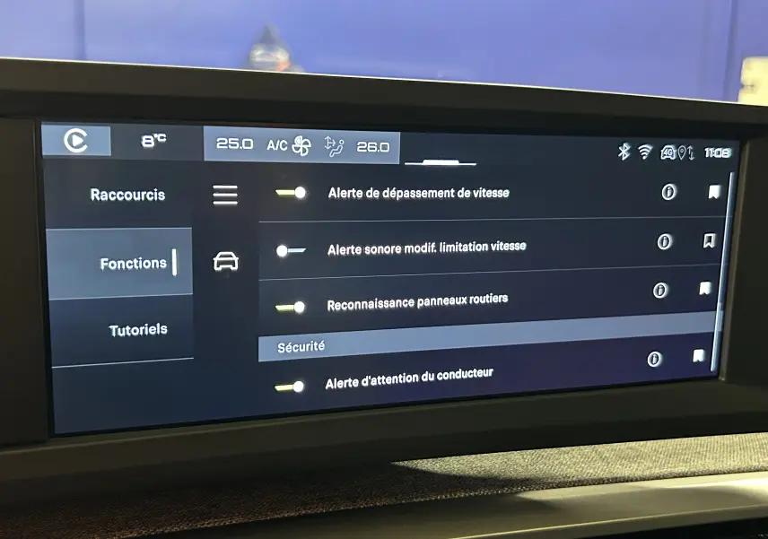 Écran tactile intérieur du Peugeot 3008 hybride 2025 affichant les réglages des alertes de sécurité.