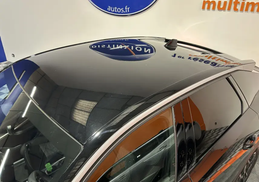 Vue plongeante côté gauche sur le toit noir brillant et les vitres teintées du Peugeot 3008 III Hybrid 2025.