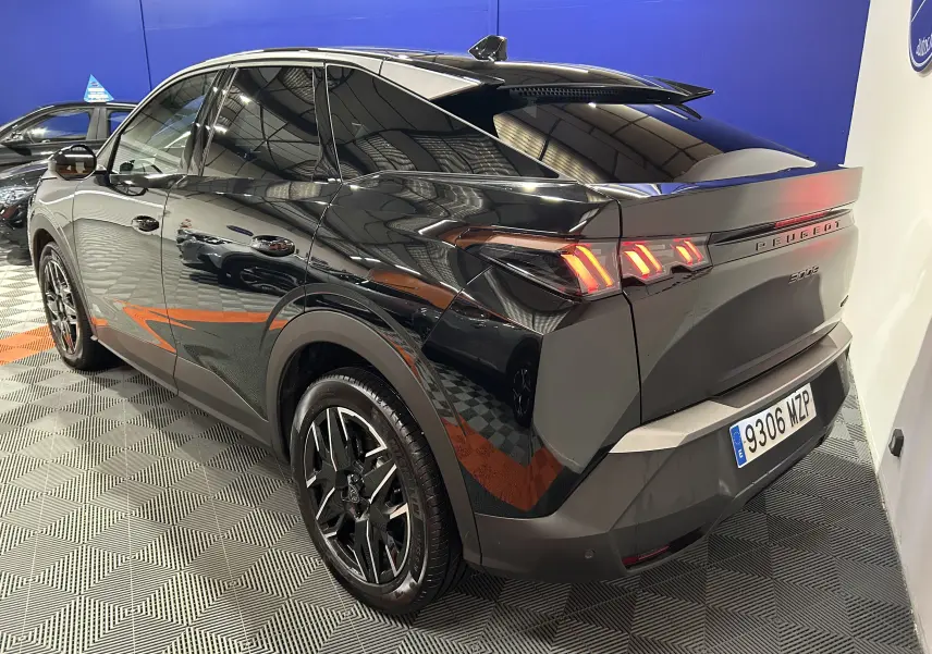 Vue 3/4 arrière droite du Peugeot 3008 noir hybride 2025 avec feux LED et jantes alliage noires.