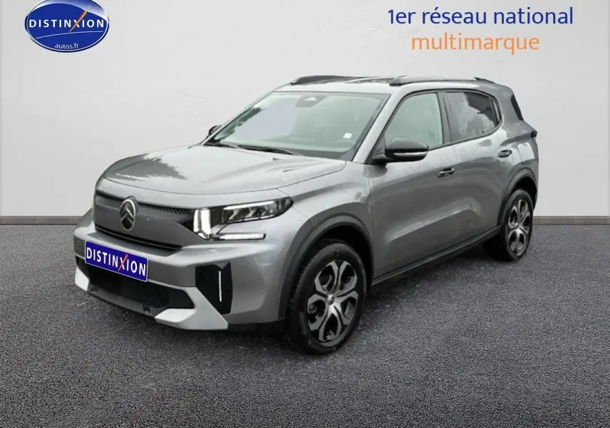 Citroën C3 Aircross gris vue 3/4 avant droit, avec jantes 17 pouces et phares LED distinctifs.