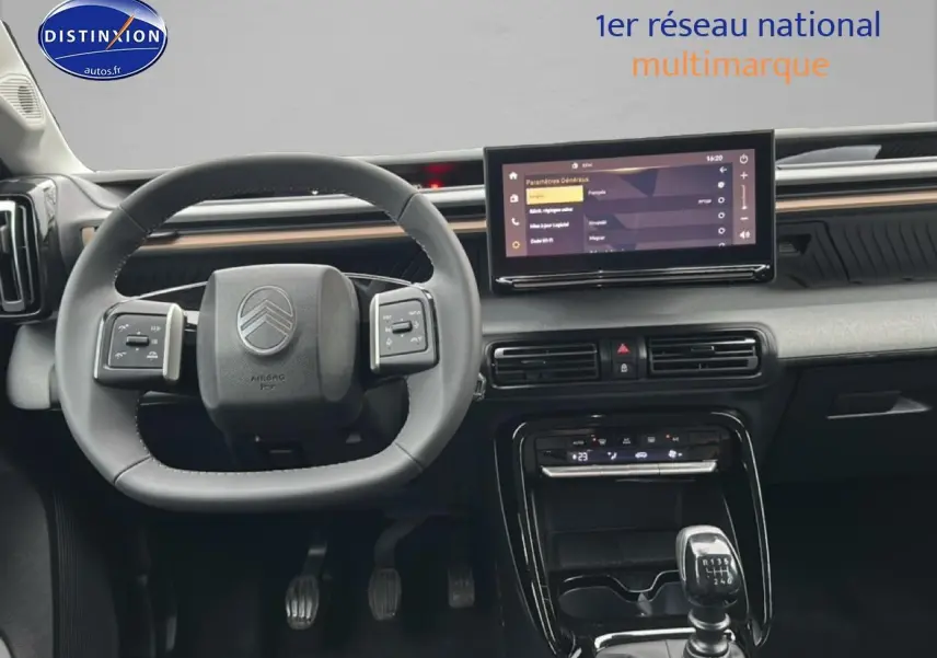 Vue intérieure centrée sur le volant et la console centrale avec écran tactile du Citroën C3 Aircross gris 2025.