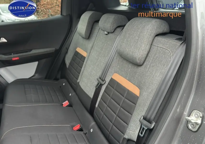 Vue intérieure côté gauche sur la banquette arrière gris tissu mica avec inserts noirs et détails marron du Citroën C3 Aircross 2025.