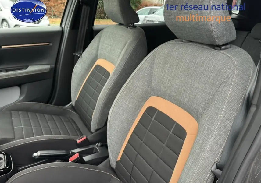 Vue intérieure côté avant droit montrant les sièges tissu gris avec inserts noirs et orange du Citroën C3 Aircross 2025.